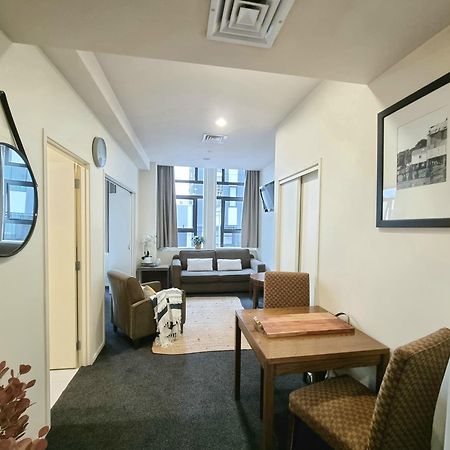 Urban Deco Apartment On Queen Street Окленд Номер фото