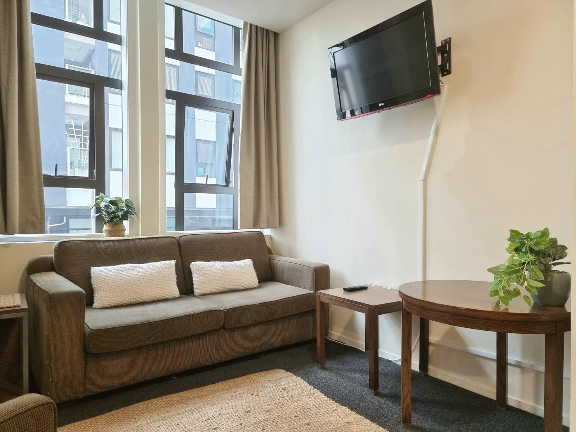 Urban Deco Apartment On Queen Street Окленд Номер фото