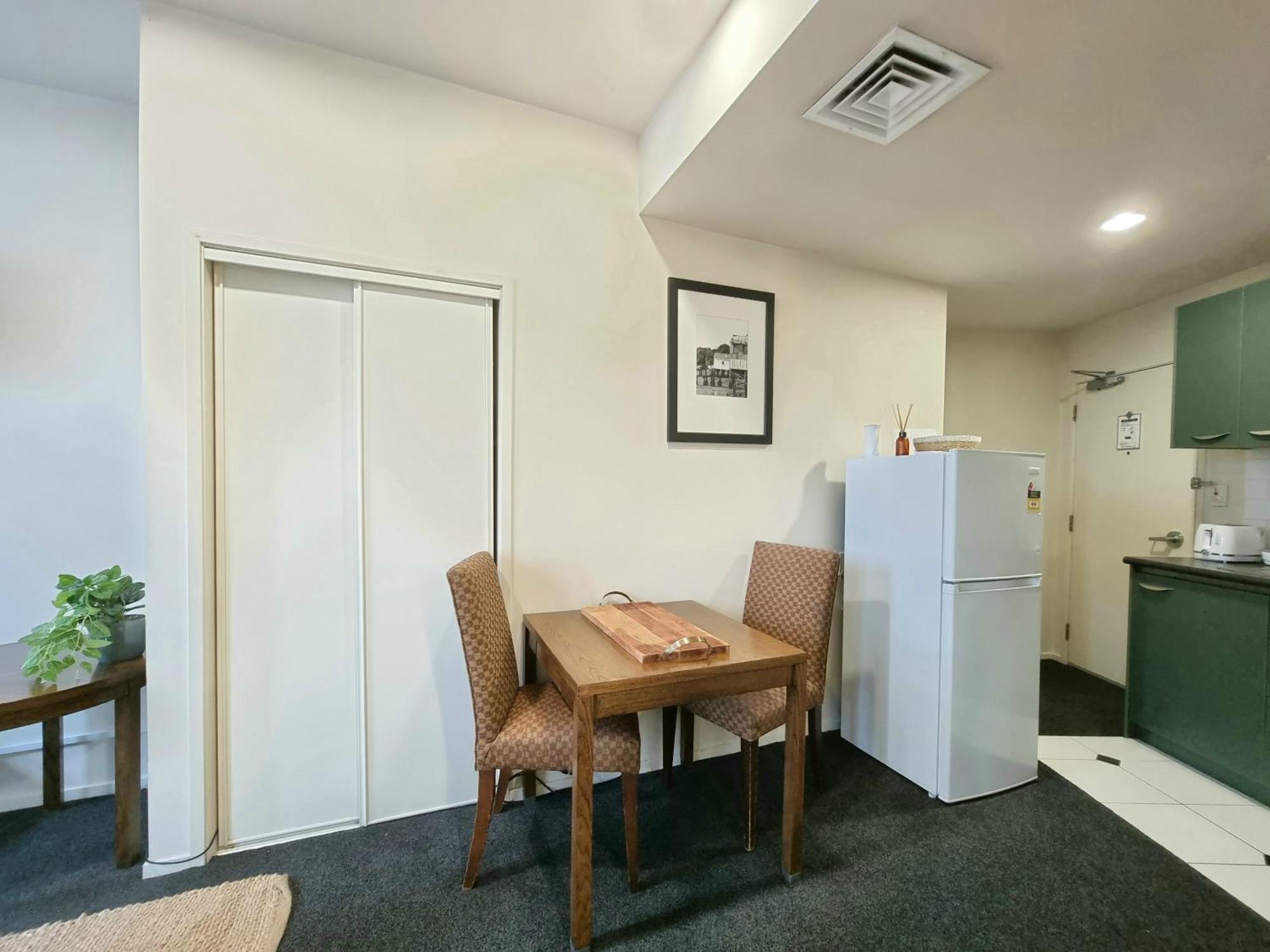 Urban Deco Apartment On Queen Street Окленд Номер фото