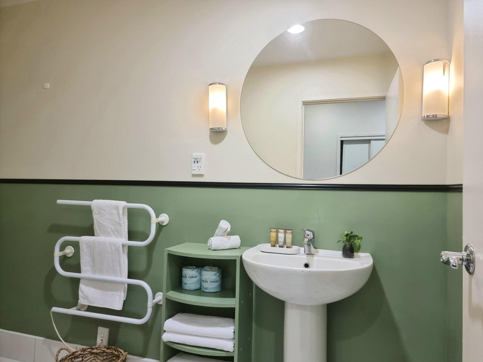 Urban Deco Apartment On Queen Street Окленд Номер фото