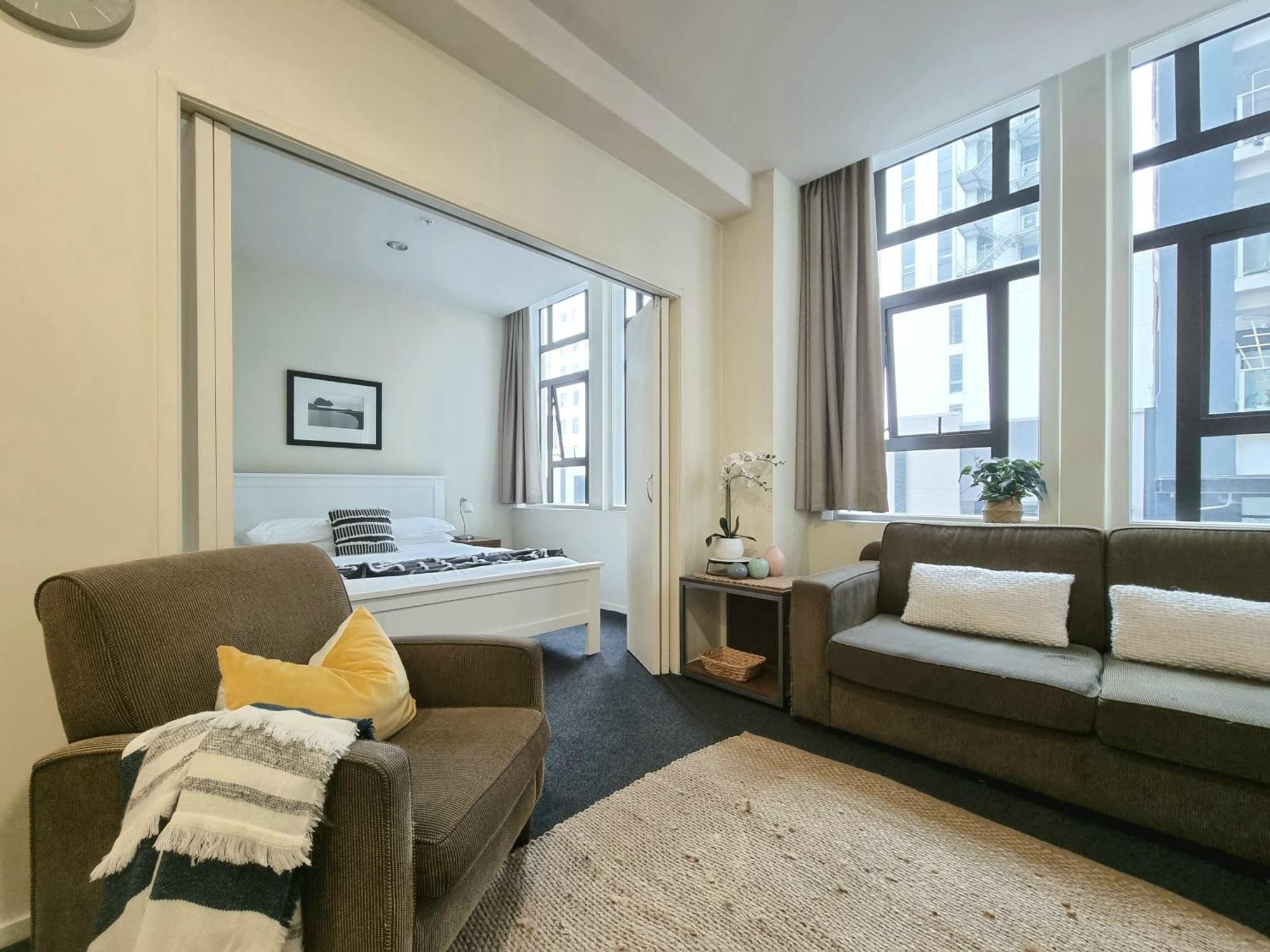 Urban Deco Apartment On Queen Street Окленд Номер фото