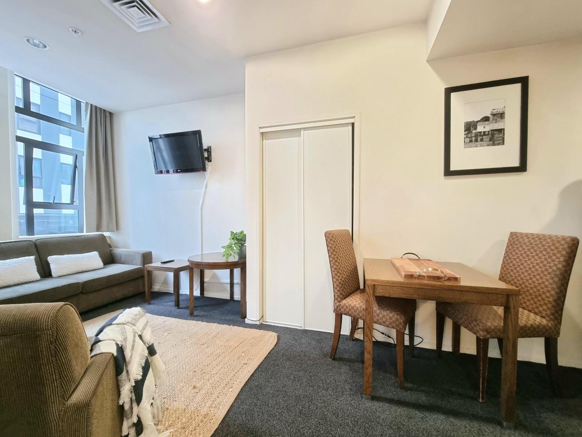 Urban Deco Apartment On Queen Street Окленд Номер фото