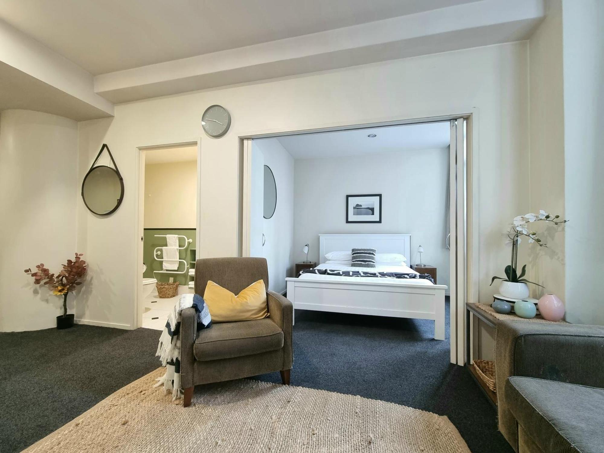 Urban Deco Apartment On Queen Street Окленд Номер фото