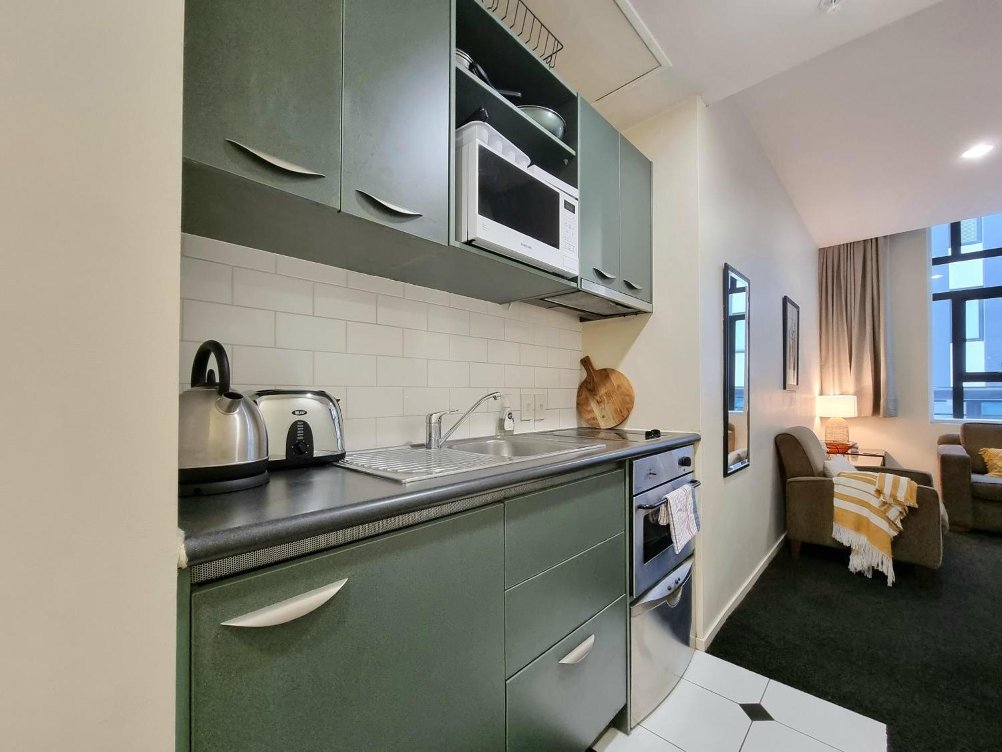 Urban Deco Apartment On Queen Street Окленд Номер фото