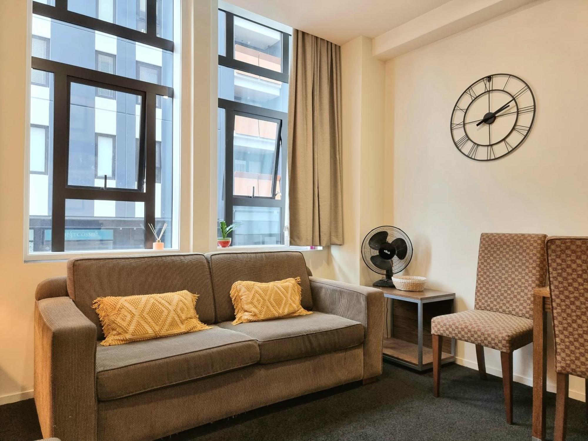 Urban Deco Apartment On Queen Street Окленд Номер фото