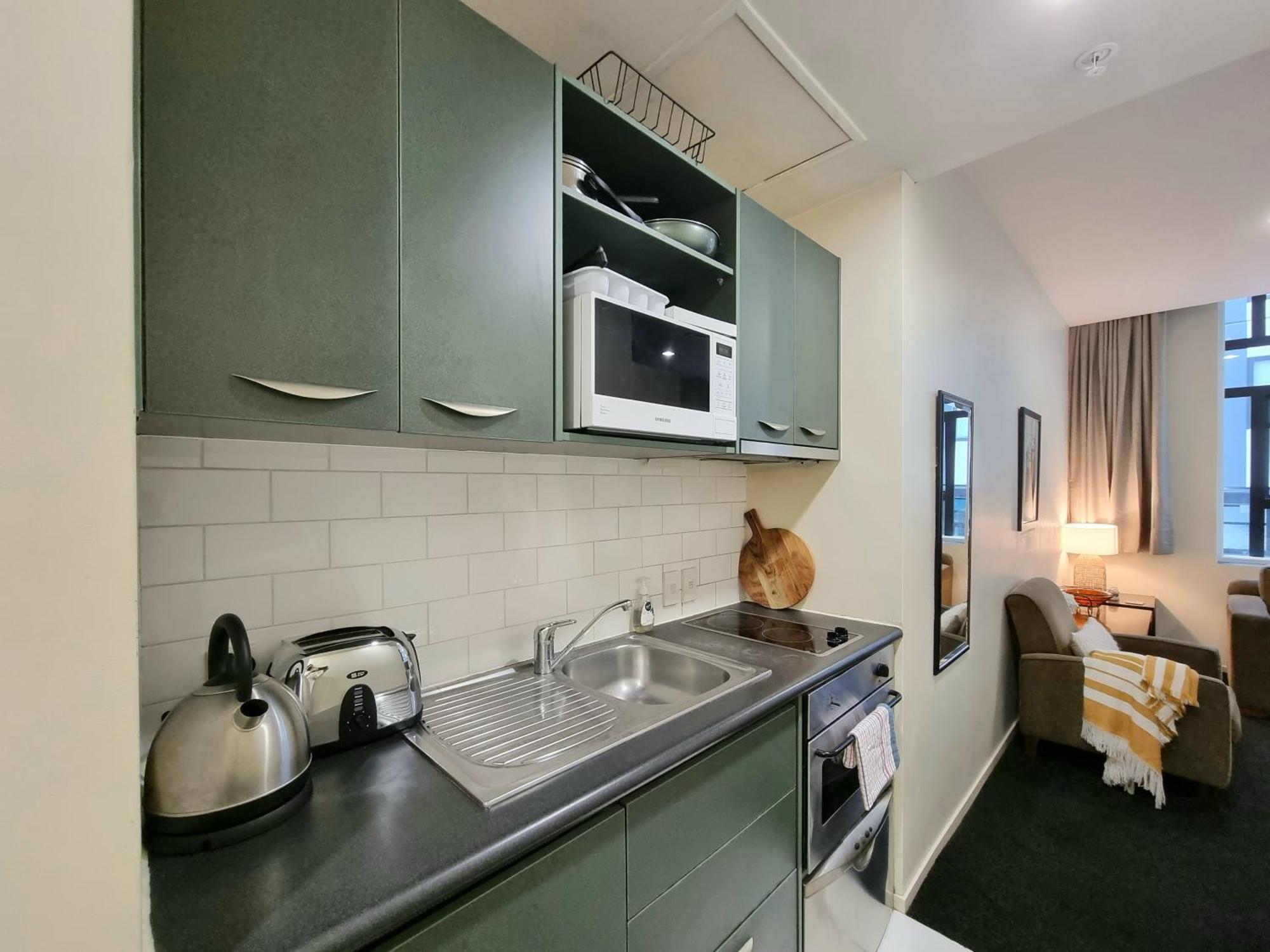 Urban Deco Apartment On Queen Street Окленд Номер фото